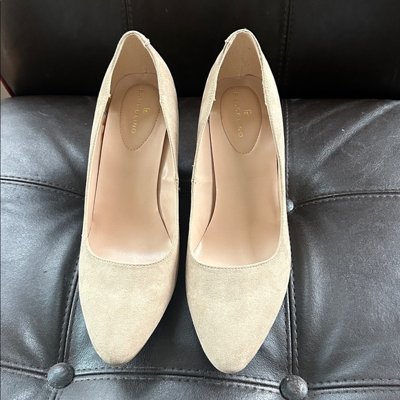 Bandolino Beige Wedge Heels Size 10M Almond Toe Classic Pump - Picture 3 of 6